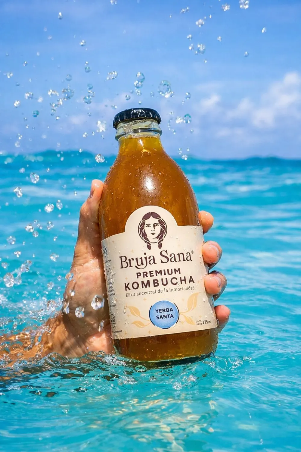 Una botella de Bruja Sana sacada del mar turquesa del Caribe