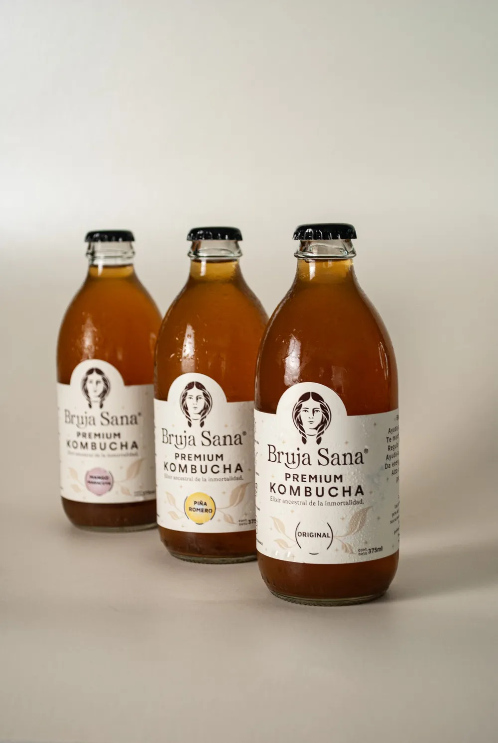 Tres botellas de Kombucha Bruja Sana: Mango Maracuyá, Piña Romero y Original