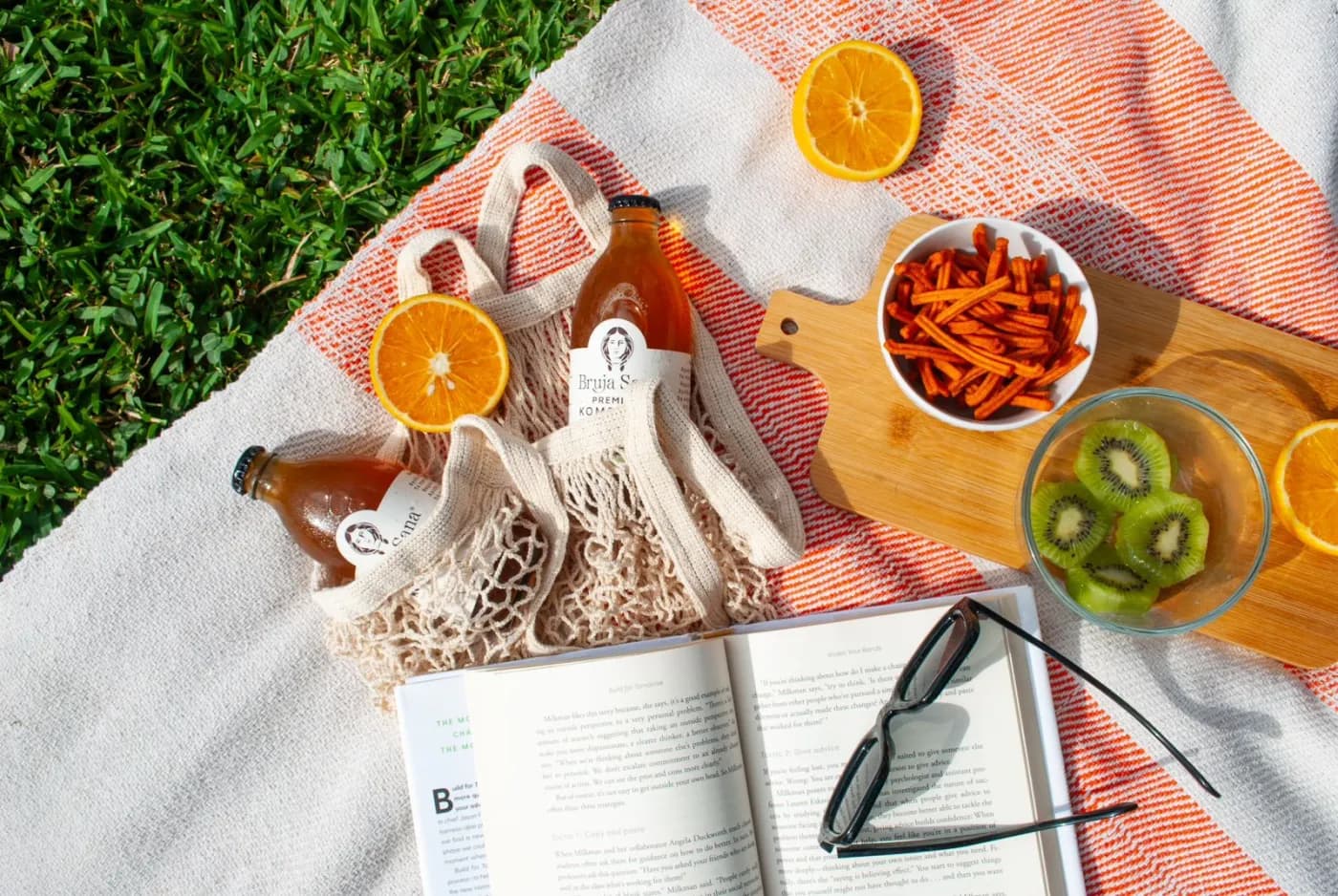 Botellas de Bruja Sana en un picnic con fruta fresca