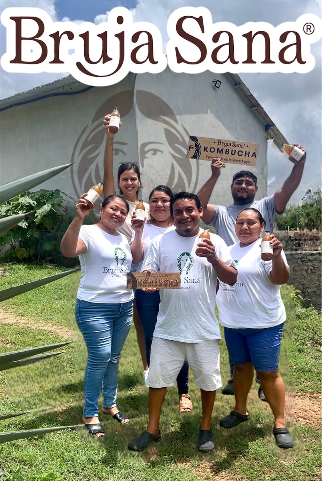El equipo de Bruja Sana junto al mural de la fábrica